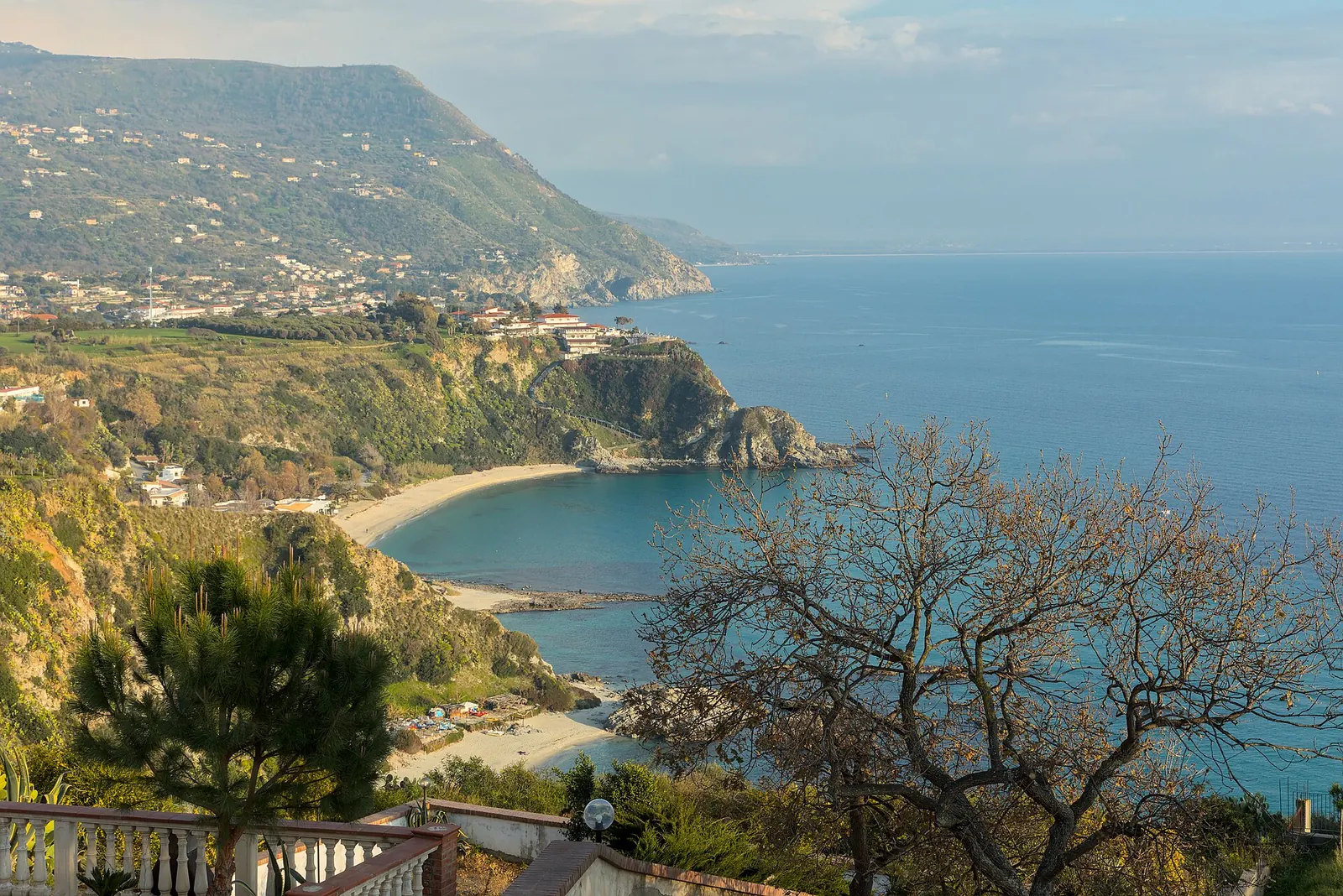 Veduta della Costa degli Dei con baia turchese e costa montuosa