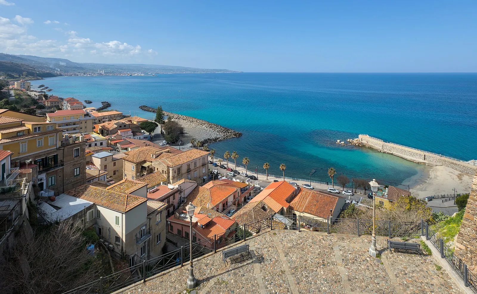 Panorama di Pizzo Calabro con tetti in terracotta e il mar Tirreno