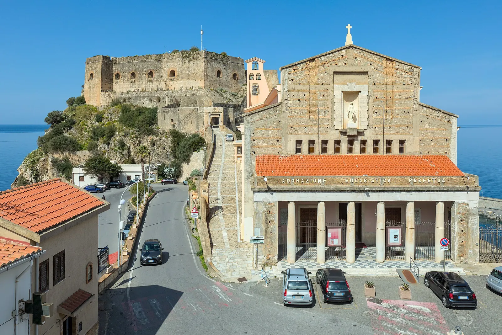 Scilla: chiesa e Castello Ruffo sul mar Tirreno