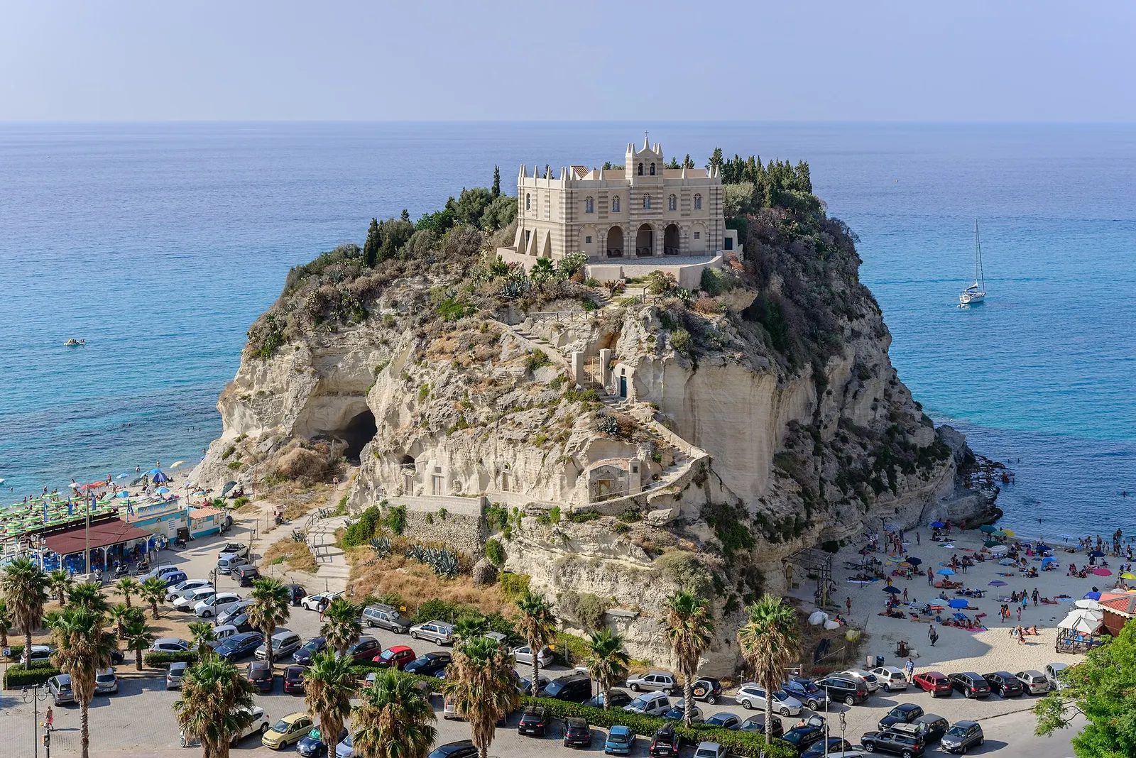 Santuario di Santa Maria dell’Isola a Tropea, sulla scogliera sul mare turchese